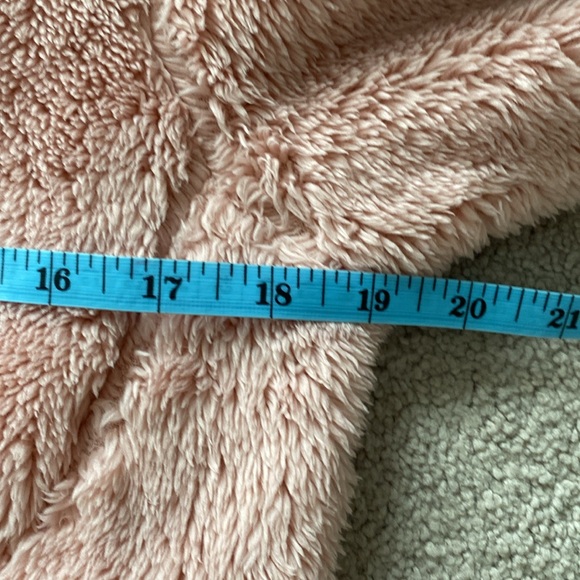 Uniqlo child’s pink fluffy zip up. Ages 9-10 in excellent condition - Picture 8 of 11